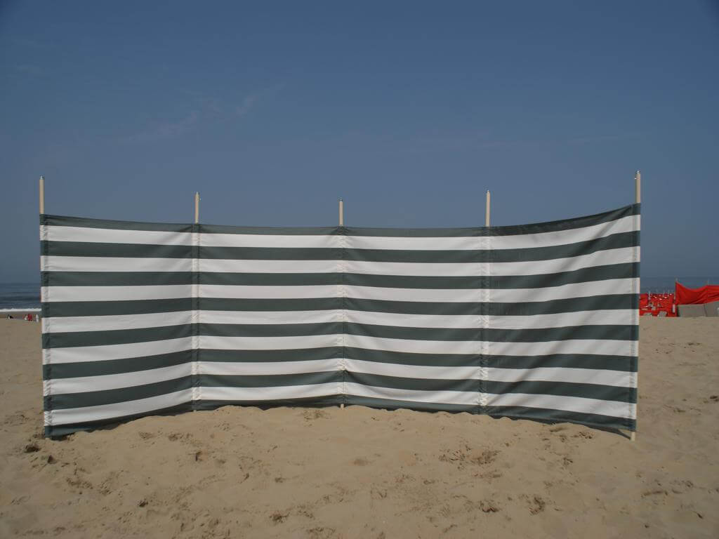 windschutz camping Strand- und Camping-Windschutz aus Dralon, Farbe Grau-Weiß, Länge 5 Meter mit Holzstangen