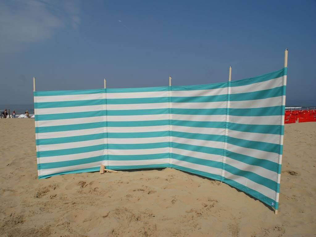 Sehr langlebiger windschutz aus Dralon, Farbe Türkisweiß, Länge 5 Meter mit  Holzstäben