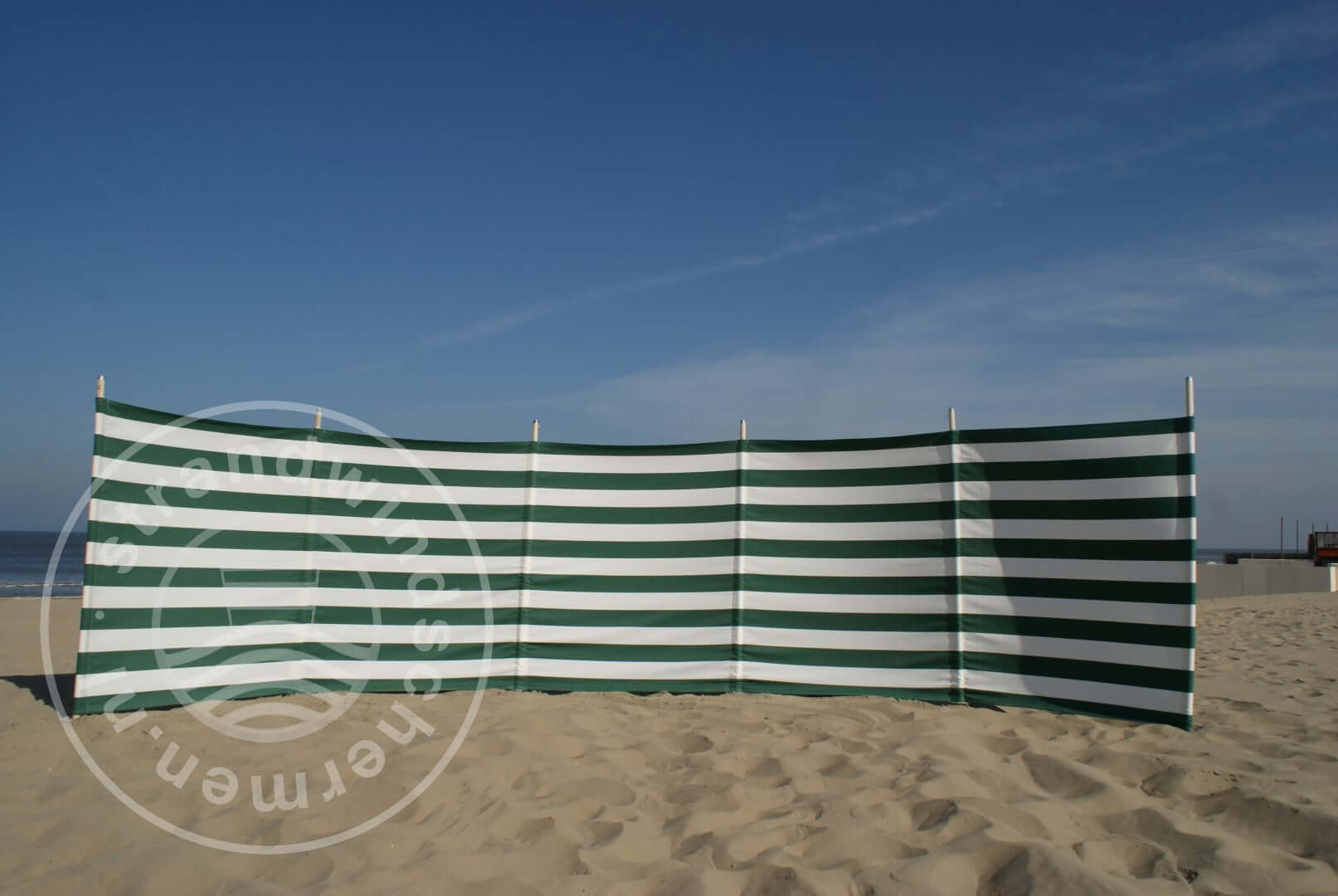 creatief erotisch Tijdig Strand en camping windscherm gemaakt van Dralon, kleur Groen-wit, lengte 6  meter met houten stokken
