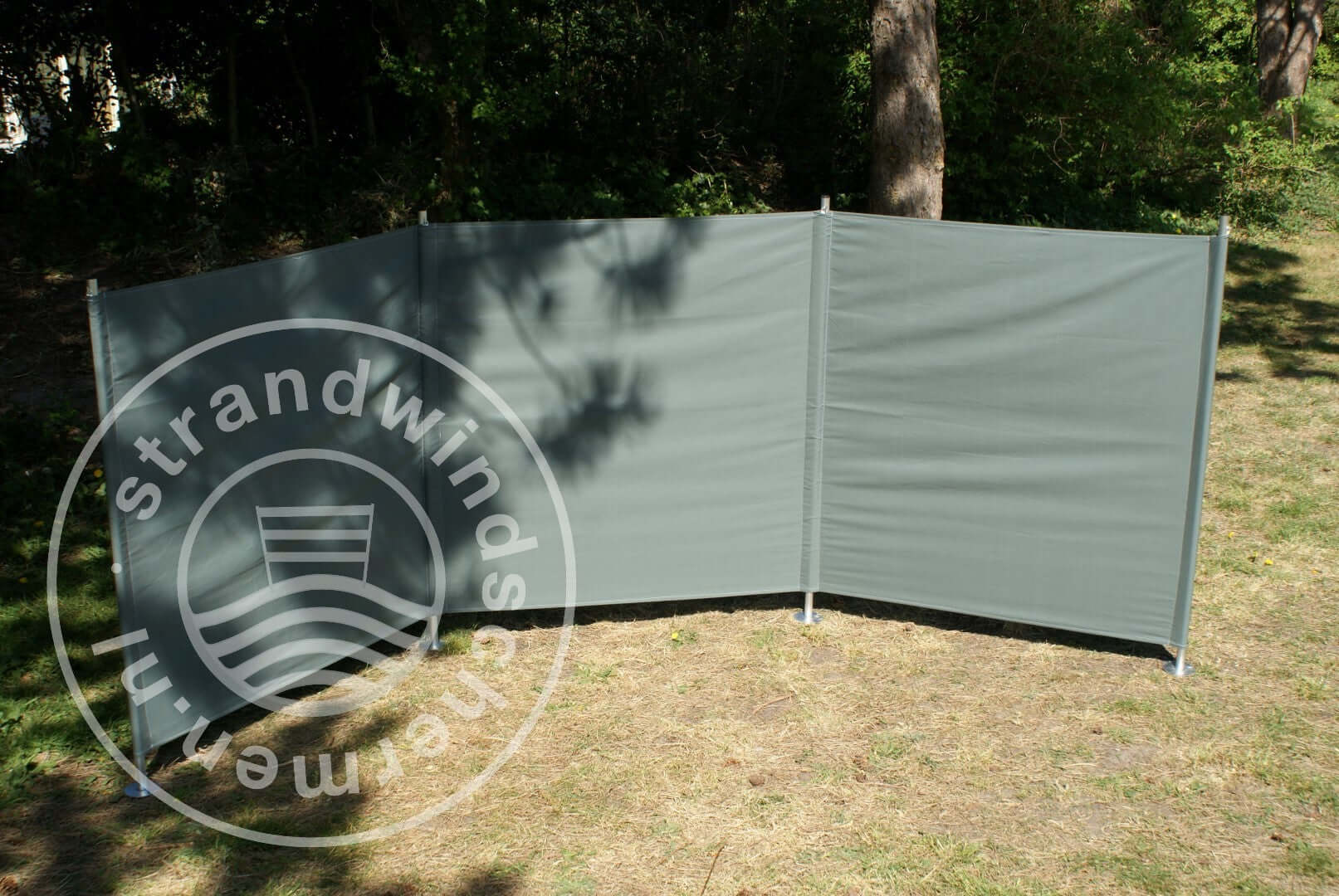 camping windschutz mit stangen Strand- und Camping-Windschutz aus Dralon, Farbe Grau Weiß, Länge 5 Meter mit Holzstangen